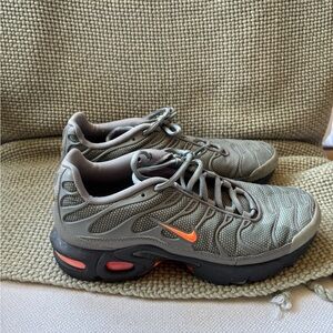 Nike size 8 women 6.5 Y Green and Orange Sneakers Airmax